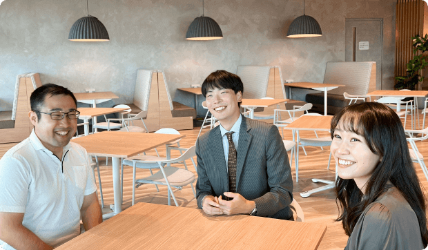 笑顔でインタビューに答える社員